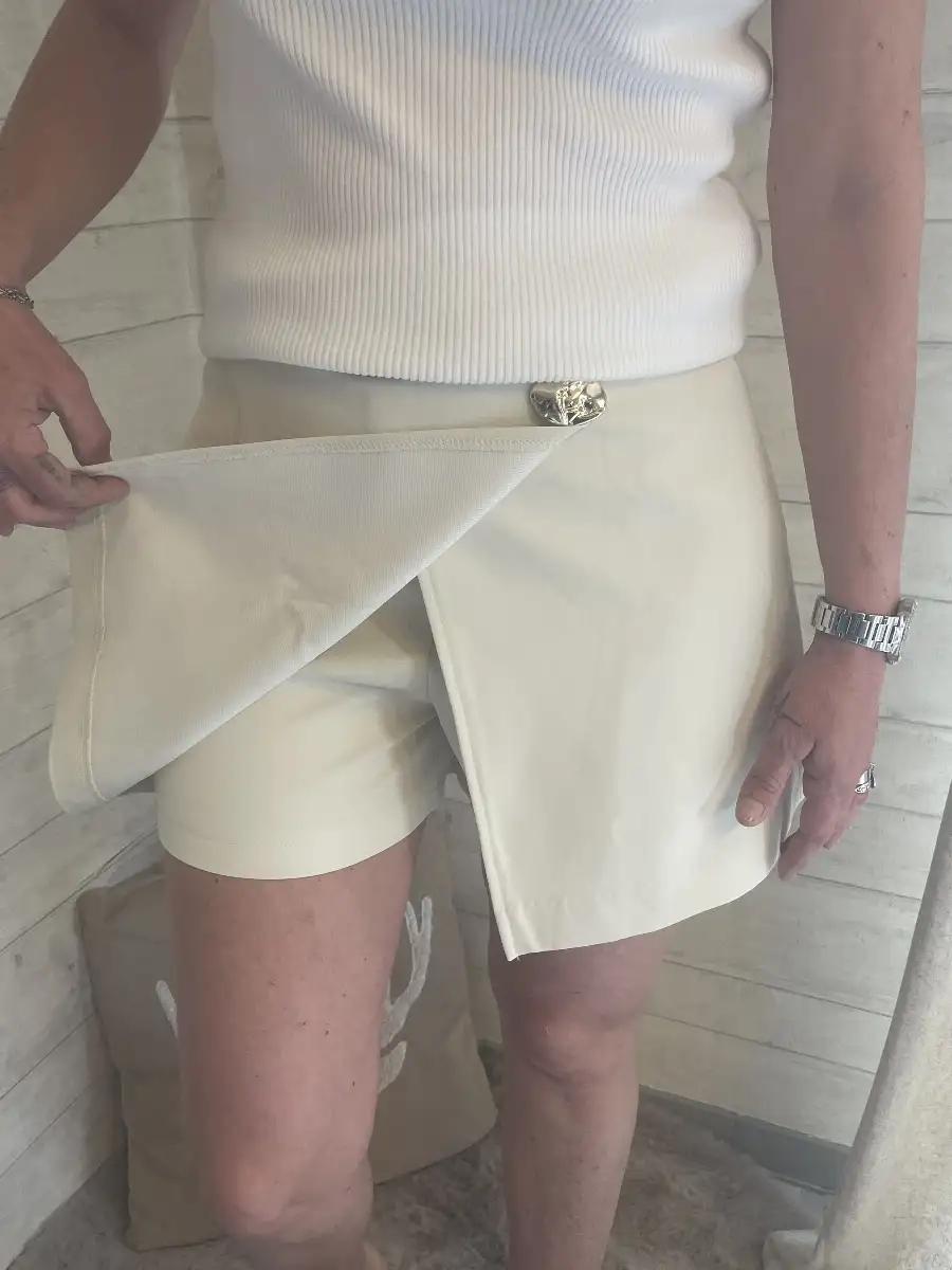 Jupe Short écru avec bijoux